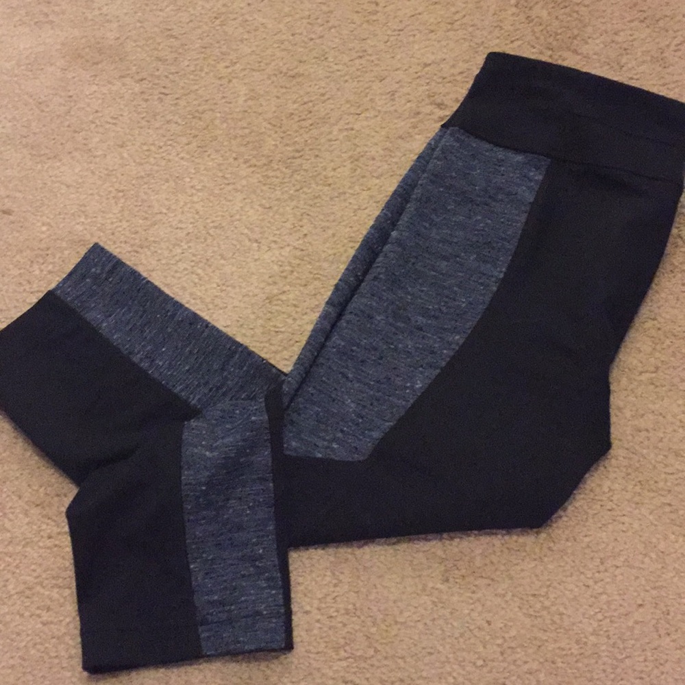 Navy blue under armour capri leggings